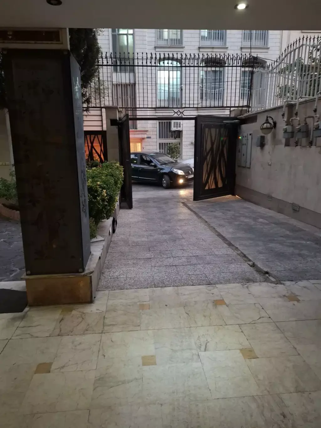 پارکینگ اختصاصی بدون مزاحم و سرپوشیده - تصویر 3