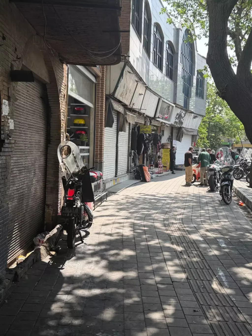 مغازه بر میدان رازی