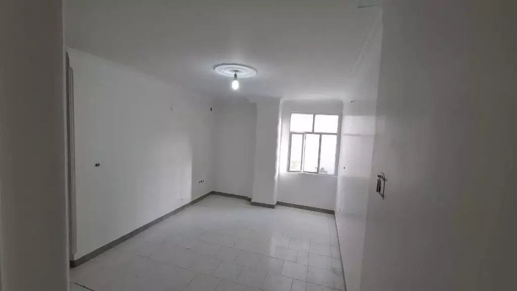 آپارتمان 40 متری  با پارکینگ خیابان ناطقی