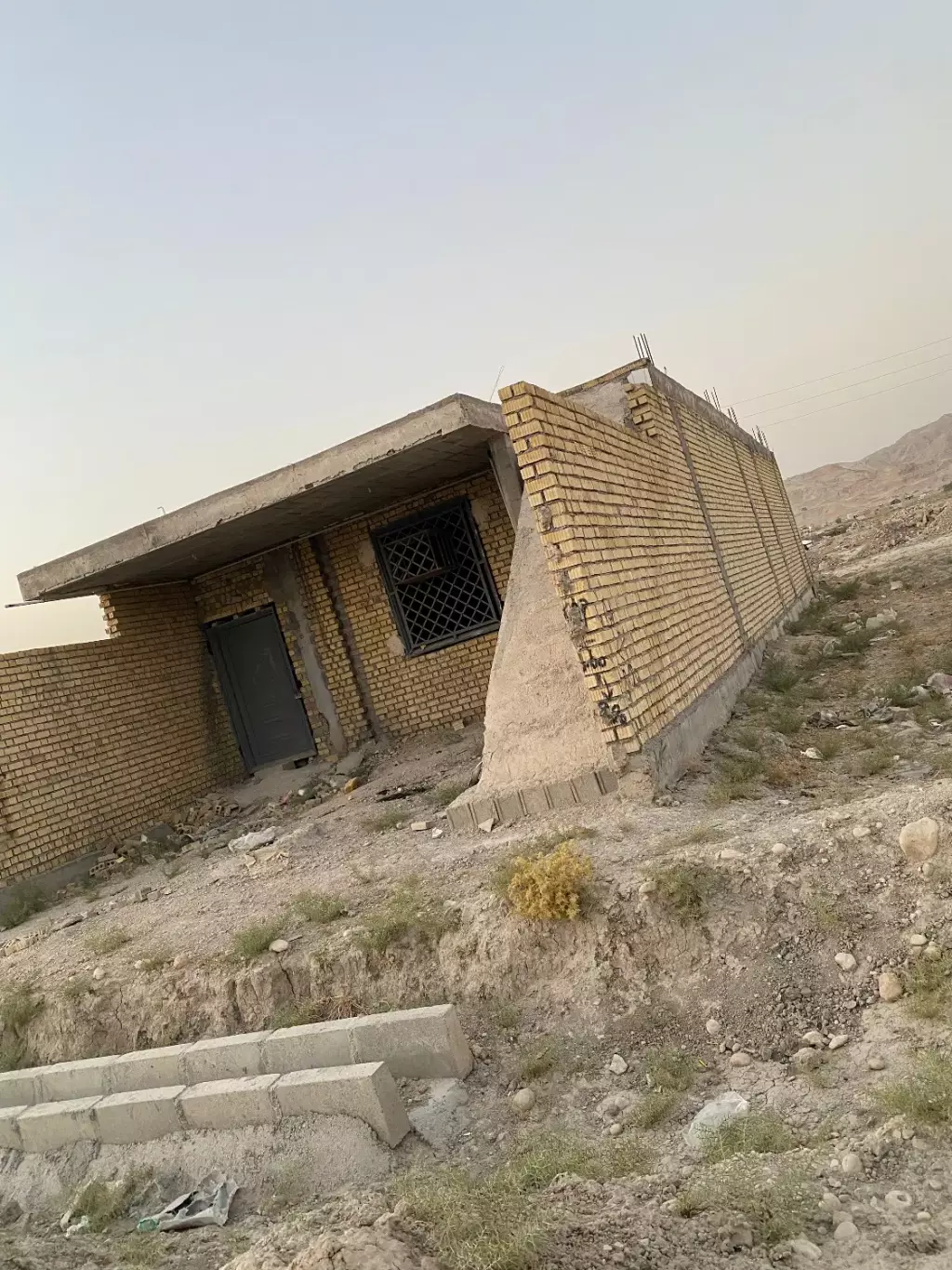 خانه نیمه کاره بلوار دامغانی - تصویر 2