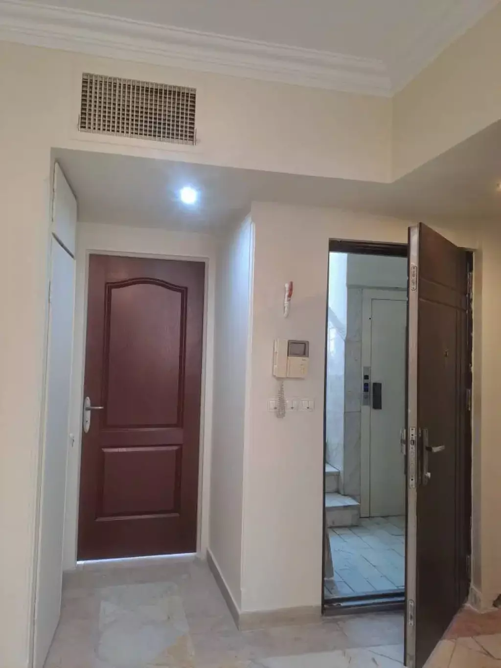 60 متر ، نقاشی شده ، آسانسور و انباری - تصویر 3