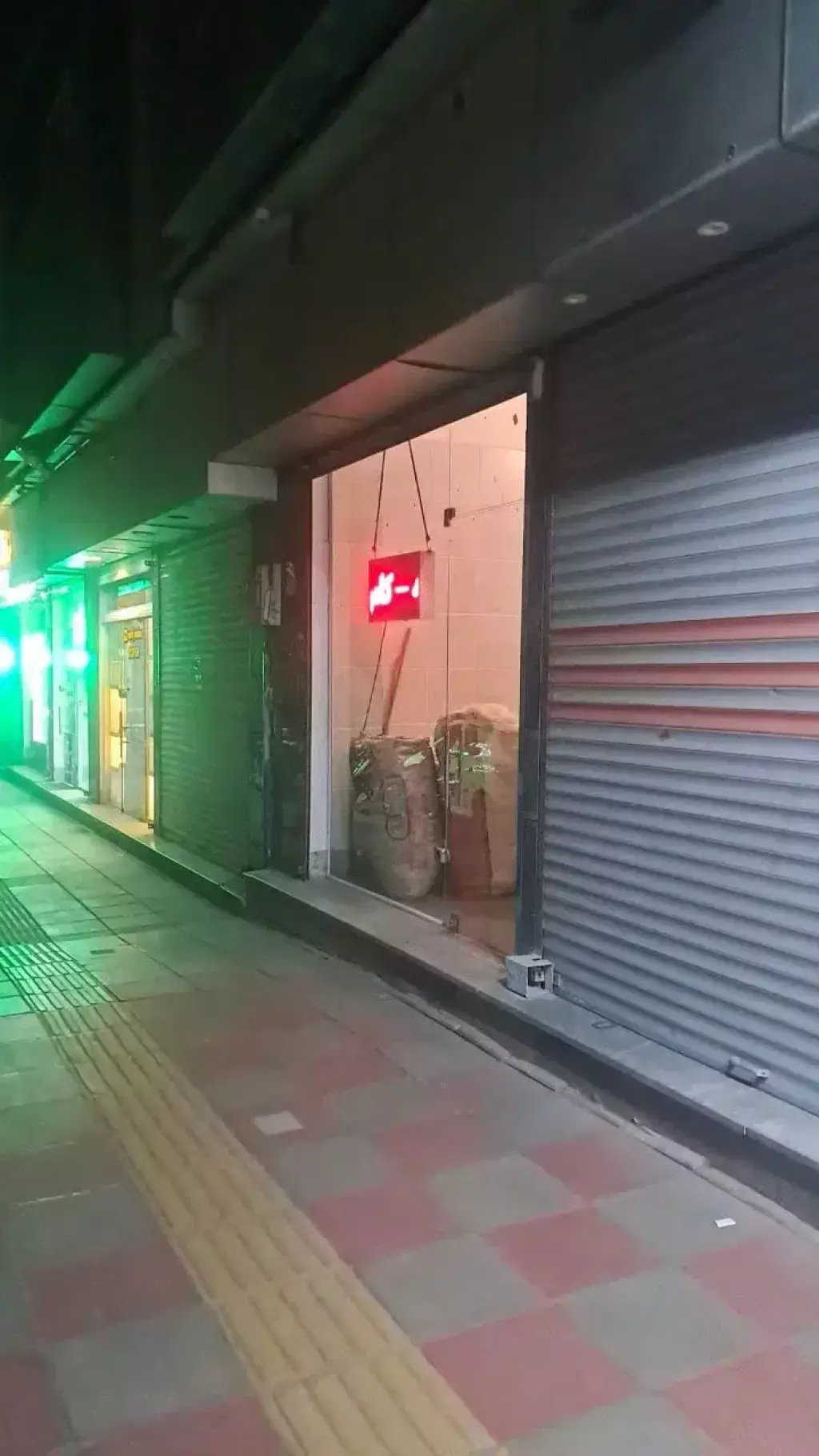 فروش اداری و تجاری 23 متری در شکوفه (عبدل آباد)
